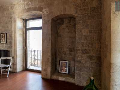 ...e monofore murate. Data l�antichit� degli elementi architettonici capiamo di essere all�interno dell�originaria casa-torre medievale che fu inglobata in seguito nel palazzo